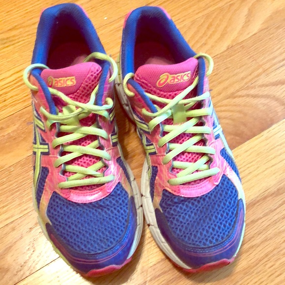 multicolor tennis shoes